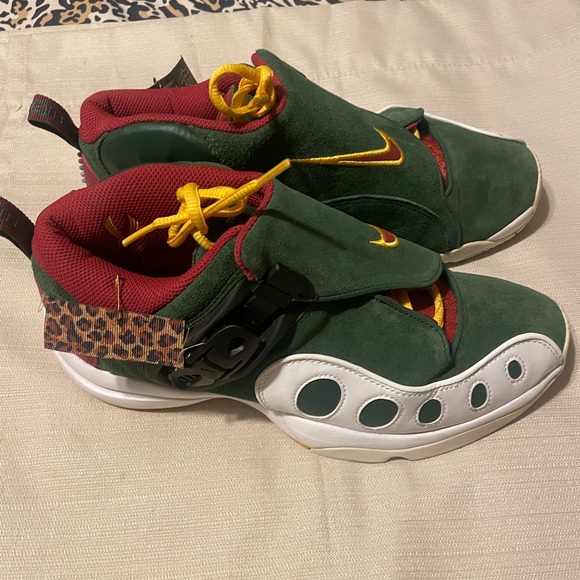 Nike zoom GP size 9 green burgundy and yellow 8/10 some yellowing on bottom - Picture 2 of 9